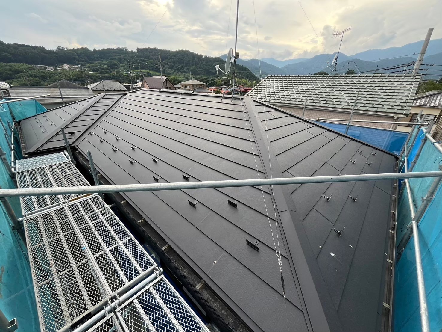 施工後：スーパーガルテクトによる屋根カバー工法