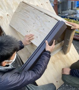 鳩小屋板金加工の練習風景