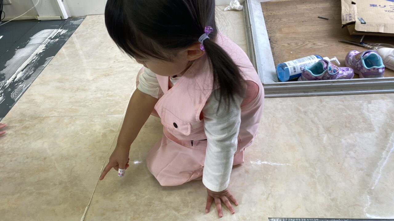 娘（3歳児）が事務所の床を張り替えました！！（荷物があるので半分のみ）
