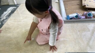 娘（3歳児）が事務所の床を張り替えました！！（荷物があるので半分のみ）