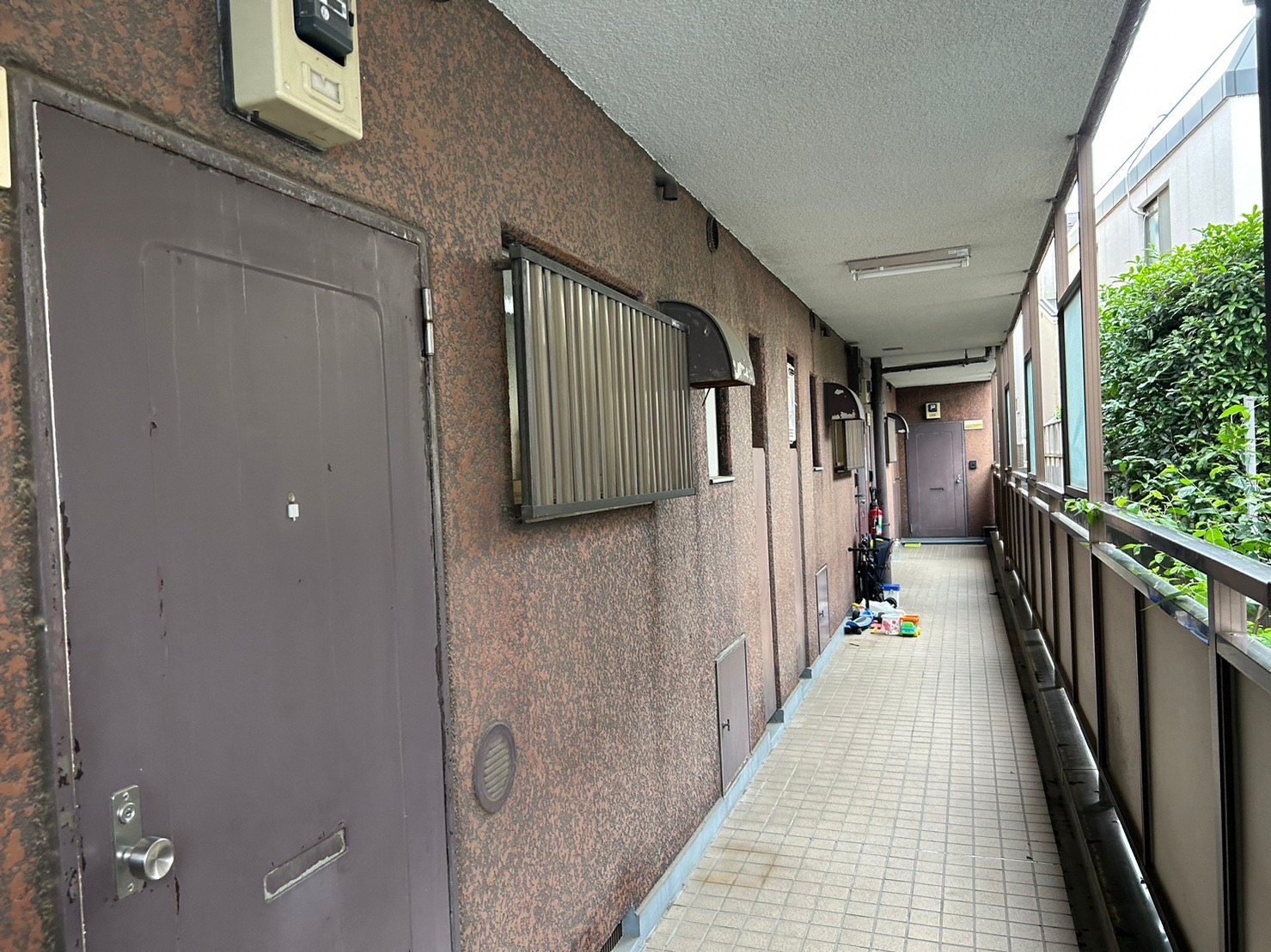 東京都板橋区の外壁塗装事例：施工前（アパート共用部）