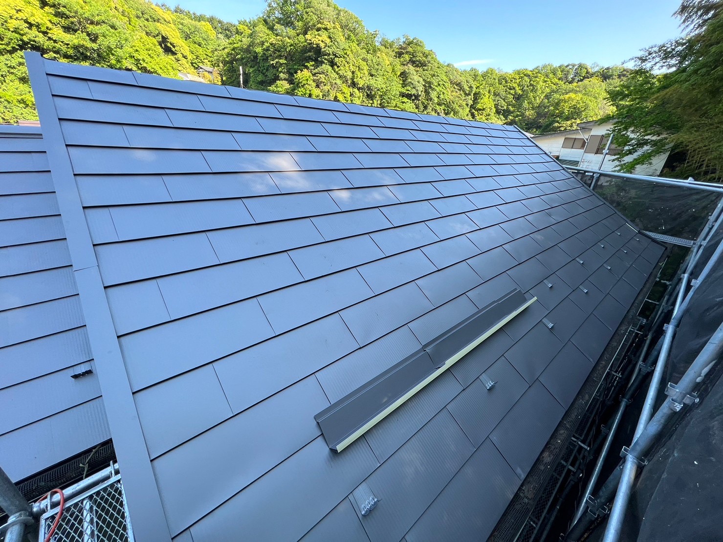 東京都あきる野市 ヒランビー220でカバー工法を施工した屋根