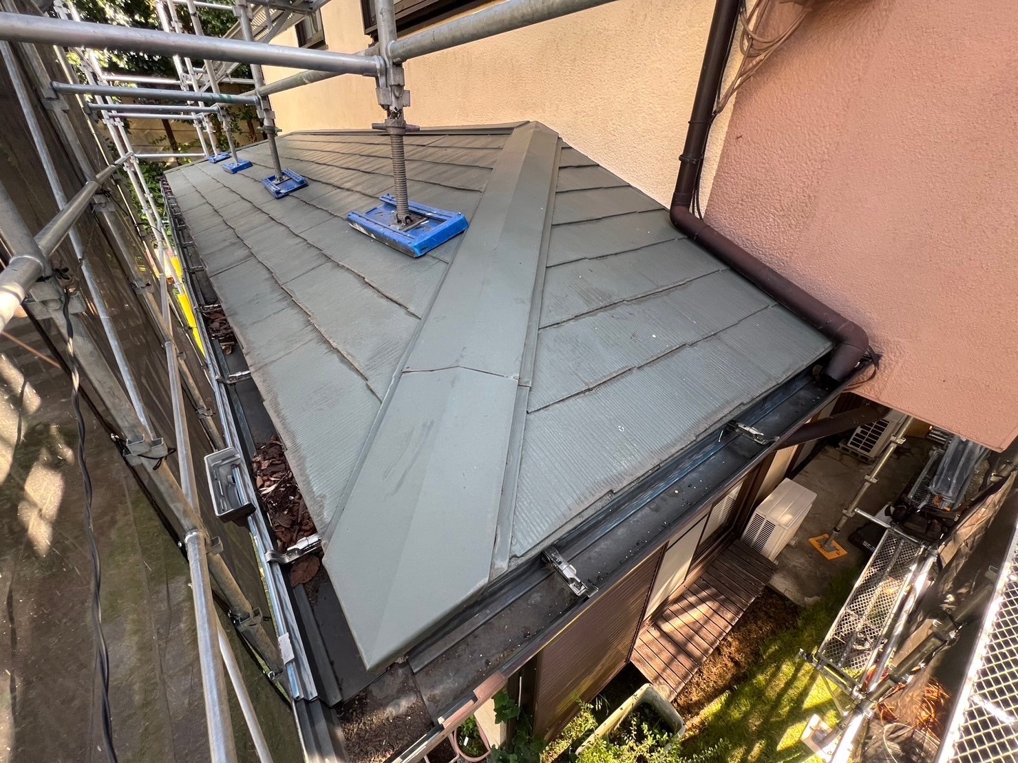 施工前：屋根カバー工法着工前の様子