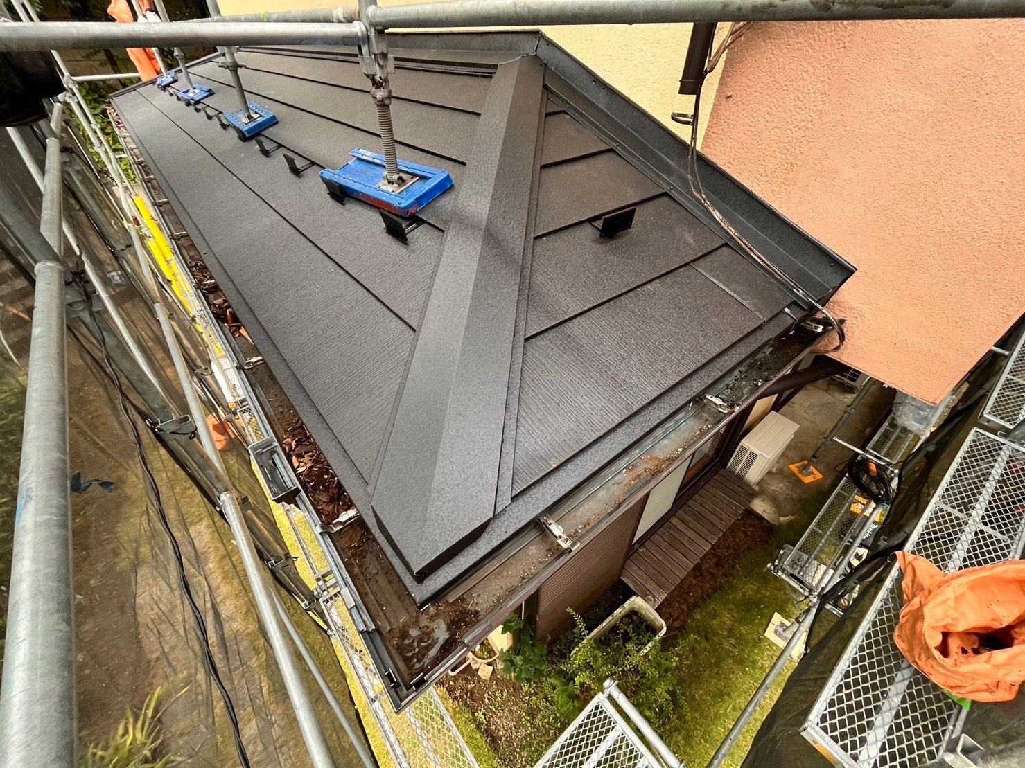 施工後：屋根カバー工法完了後の様子