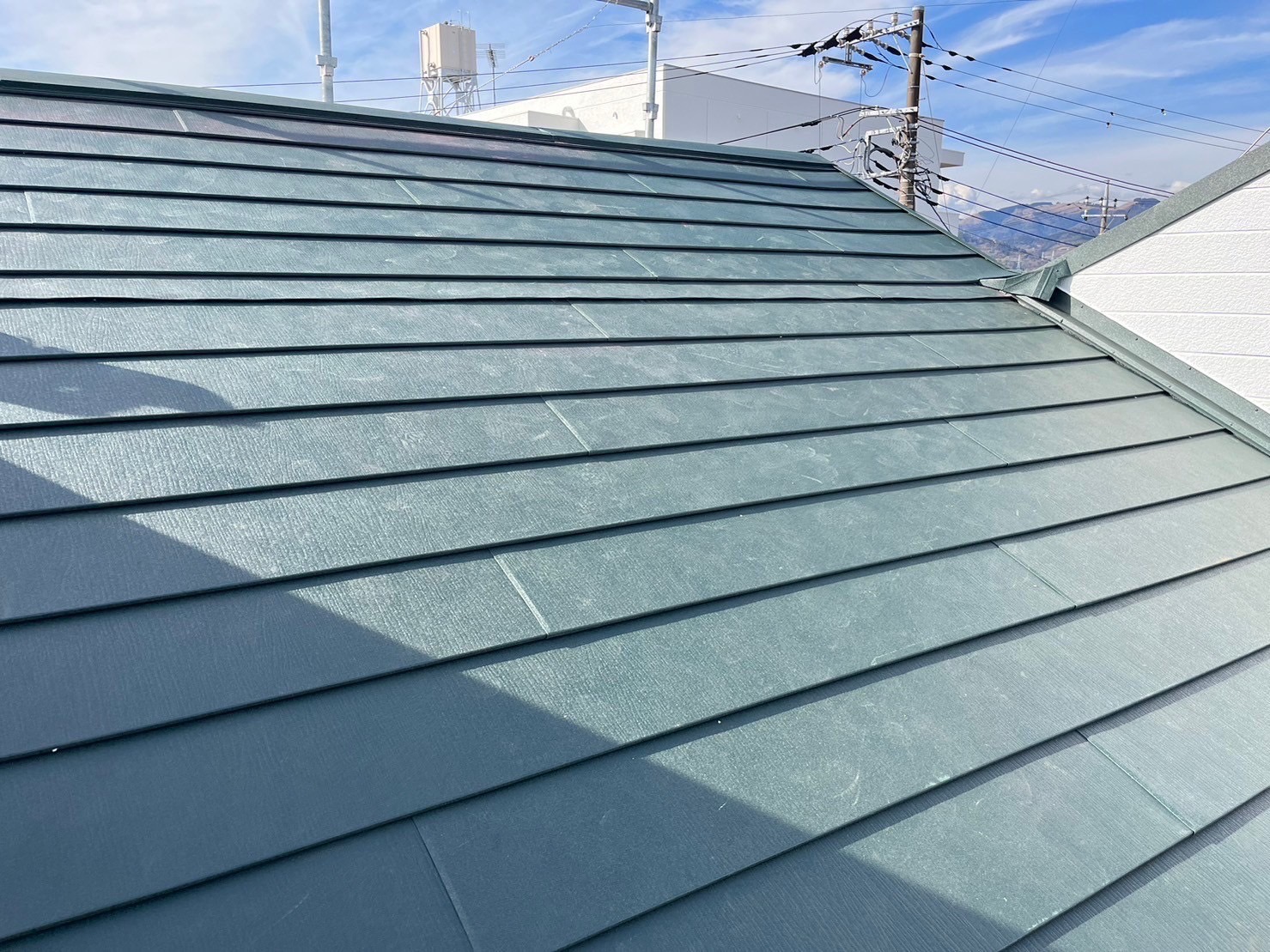 施工後:スーパーガルテクトで屋根カバー工法を行った屋根(足柄上郡)①