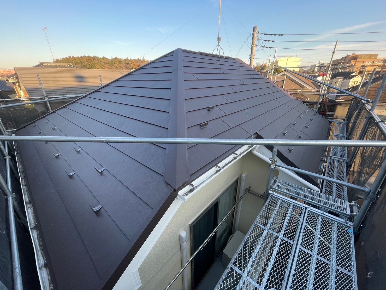 神奈川県藤沢市 スーパーガルテクトで屋根カバー工法をした施工後