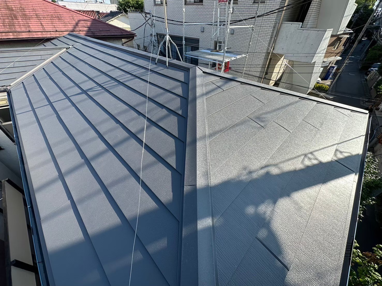 東京都墨田区 スーパーガルテクトで屋根カバー工法をした施工後