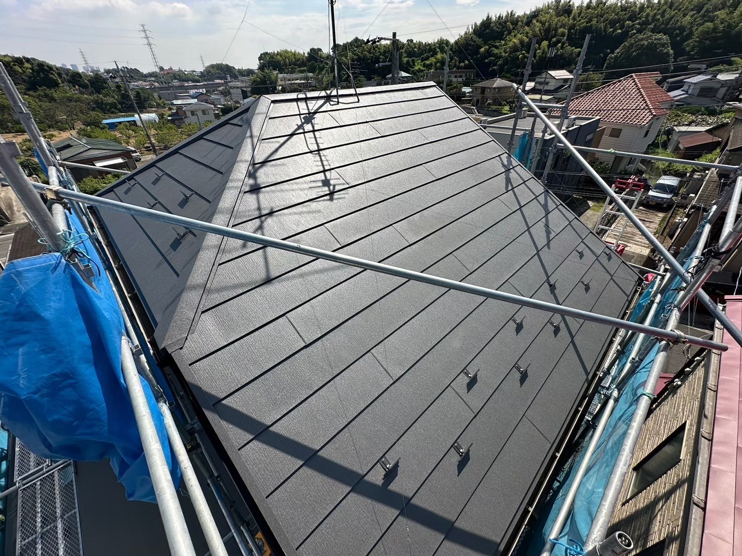東京都台東区 スーパーガルテクトで屋根カバー工法をした施工後