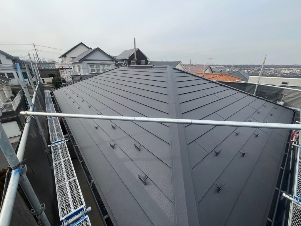 施工後:スーパーガルテクトで屋根カバー工法を行った愛甲郡の屋根