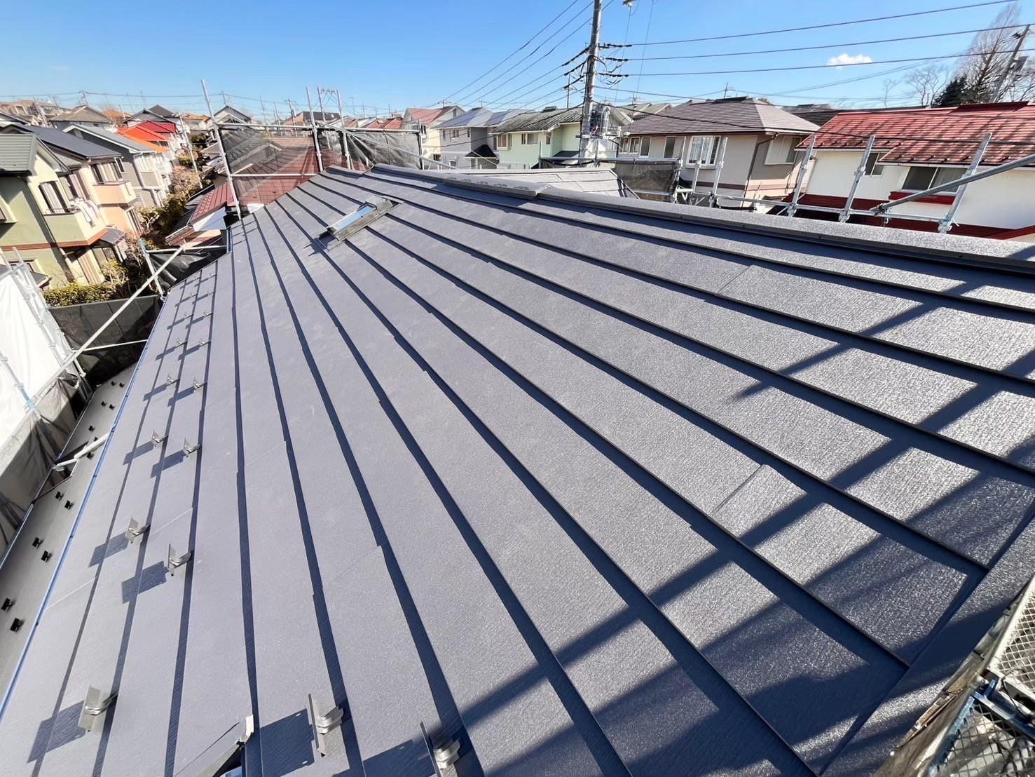 施工後：スーパーガルテクトによる屋根カバー工法（平塚市）