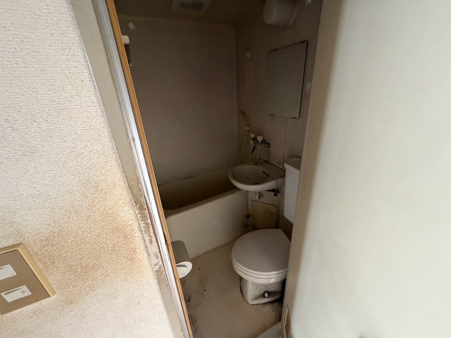 浴室・トイレリフォーム施工前 浴槽・トイレ・洗面が一体になった3点ユニット