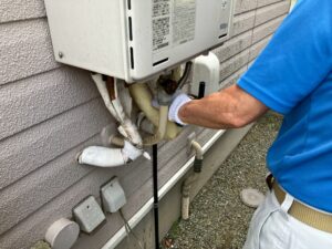既存給湯器の撤去作業