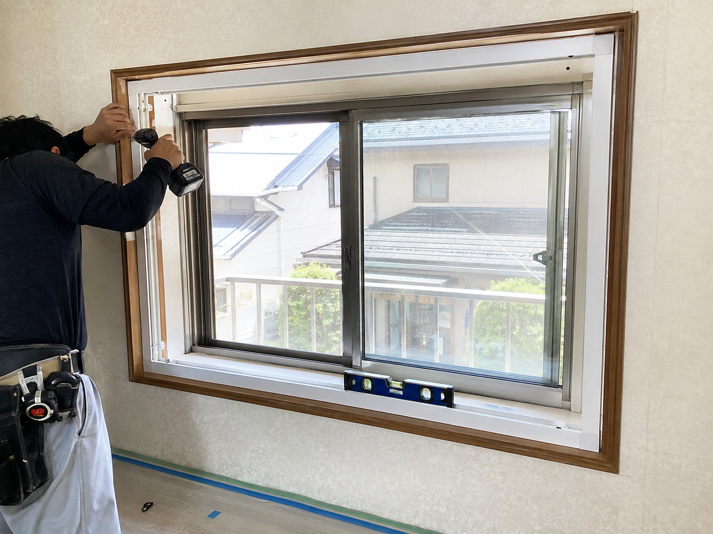 内窓用の枠を取り付けている様子
