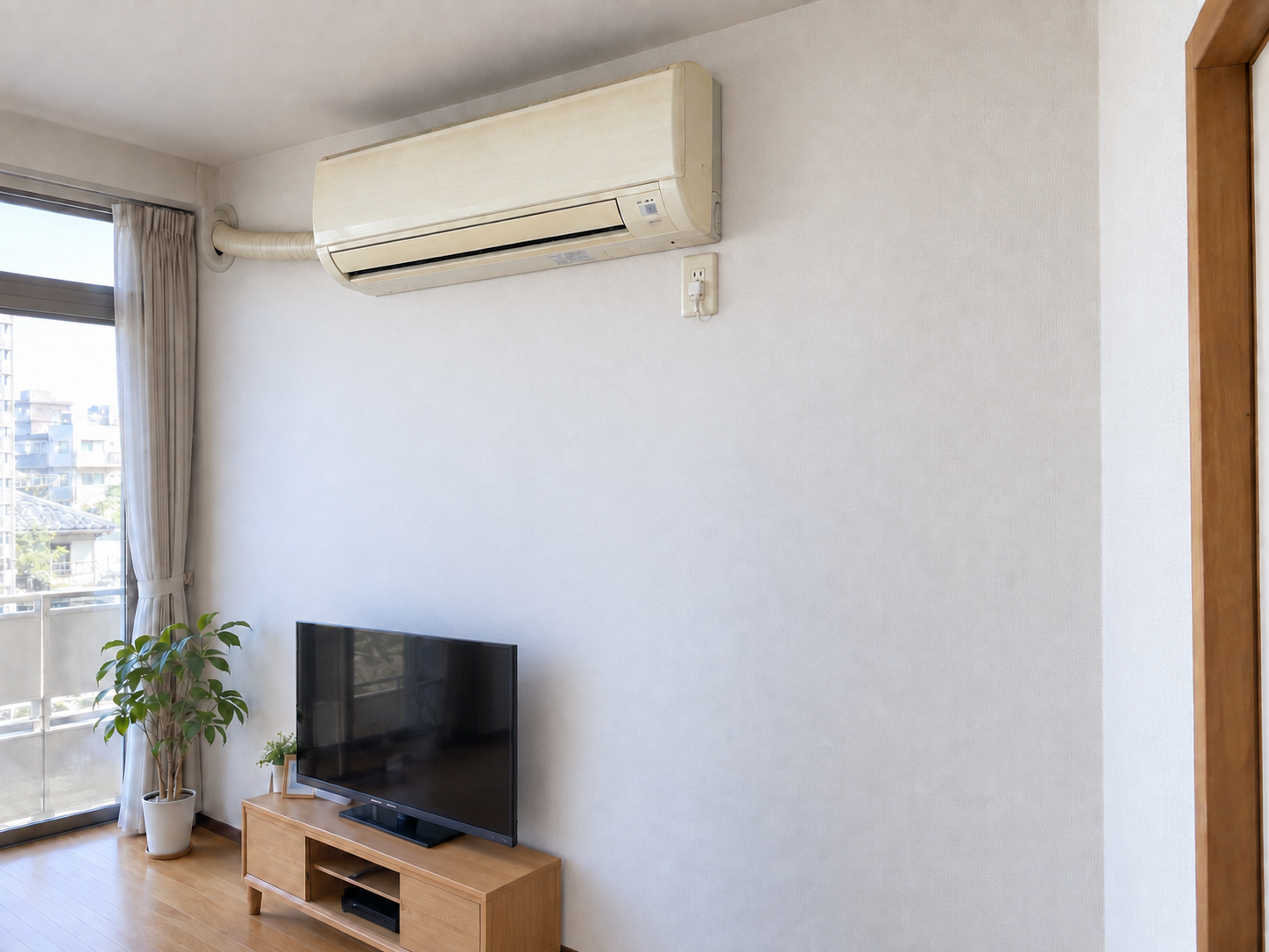本体が黄ばみ効きが弱くなった交換前のエアコン