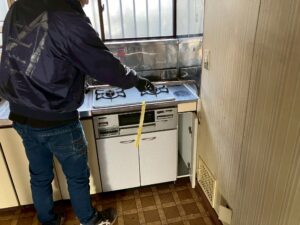 既存キッチンを解体している様子