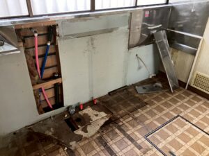 既存キッチンの撤去が完了した様子